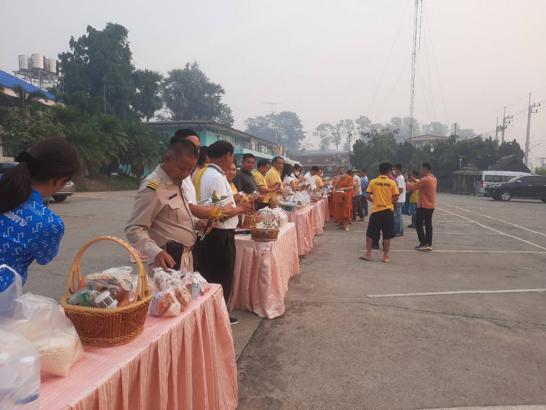 วันพฤหัสบดี ที่ 2 พฤษภาคม 2567
     เวลา 07.00 น.
     - นายวุฒิกร  คำมา นายอำเภอพาน ประธานฯ พร้อมด้วย ปลัดอำเภอ หัวหน้ากลุ่มงานบริหารงานปกครอง ปลัดอําเภอหัวหน้าฝ่ายความมั่นคง  คณะผู้บริหารองค์การบริหารส่วนตำบลดอยงาม กำนันผู้ใหญ่บ้านตำบลดอยงาม และพุทธศาสนิกชนในพื้นที่ ร่วมพิธีทำบุญตักบาตร ตามโครงการบรรพชาสามเณรภาคฤดูร้อน เฉลิมพระเกียรติพระบาทสมเด็จพระเจ้าอยู่หัว เนื่องในโอกาสมหามงคลเฉลิมพระชนมพรรษา 6 รอบ 28 กรกฎาคม 2567 โดยมีพระครูธีรกิจโสภณ เจ้าคณะตำบลเมืองพาน เขต 1 เจ้าอาวาสวัดป่าซาง เป็นองค์ประธานสงฆ์ นำสามเณร จำนวน 6 รูป ออกรับบิณฑบาต ณ ลานหน้าที่ว่าการอำเภอพาน จังหวัดเชียงราย
     ทั้งนี้ ขอเชิญชวนร่วมพิธีทำบุญตักบาตร ตามโครงการบรรพชาสามเณรภาคฤดูร้อน เฉลิมพระเกียรติพระบาทสมเด็จพระเจ้าอยู่หัว เนื่องในโอกาสมหามงคลเฉลิมพระชนมพรรษา 6 รอบ 28 กรกฎาคม 2567 ระหว่างวันที่ 23 เมษายน – 6 พฤษภาคม 2567 เวลา 07.00 น. ณ ลานหน้าที่ว่าการอำเภอพาน จังหวัดเชียงราย